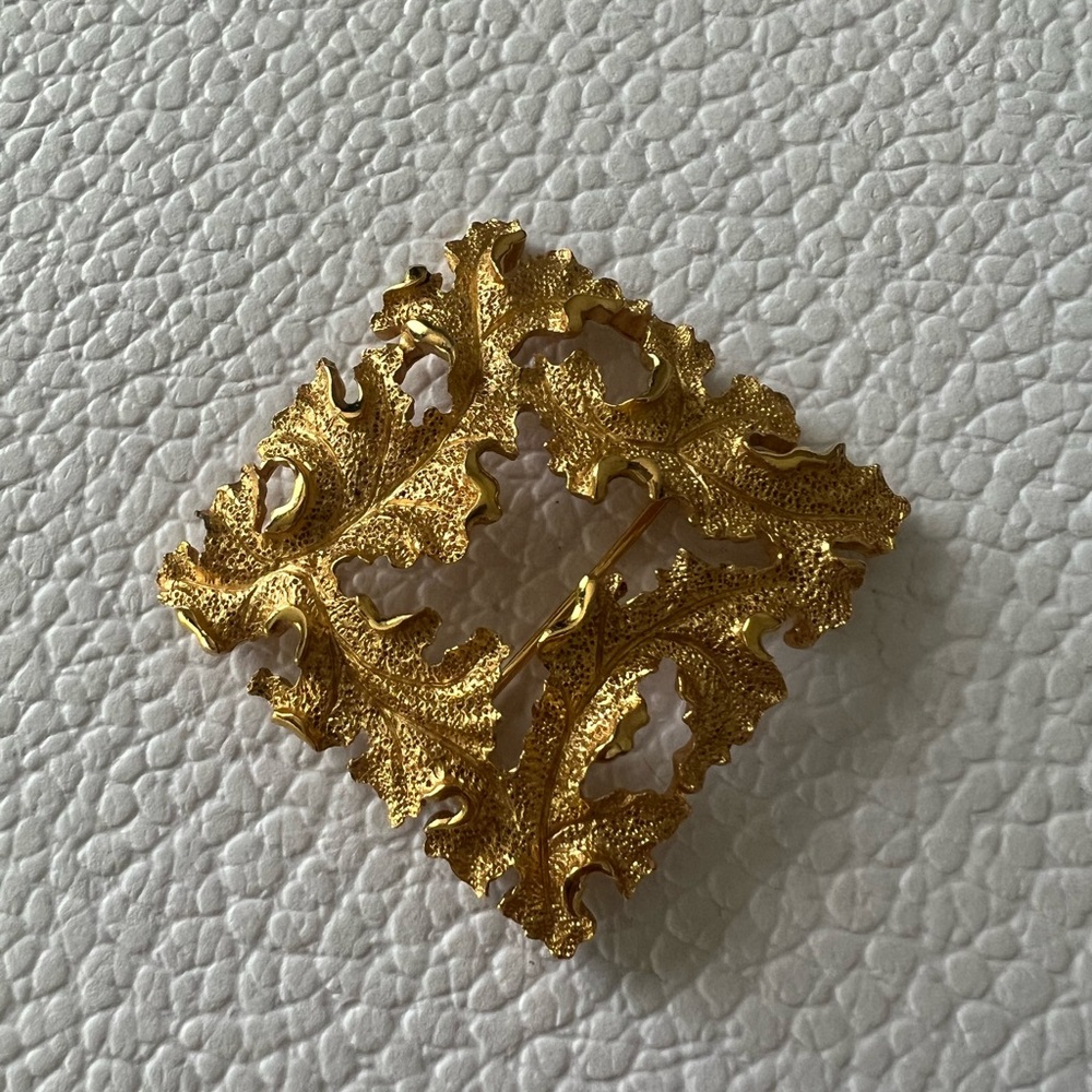 Crown Trifari, 60s vintage gold plated square oak leaves brooch